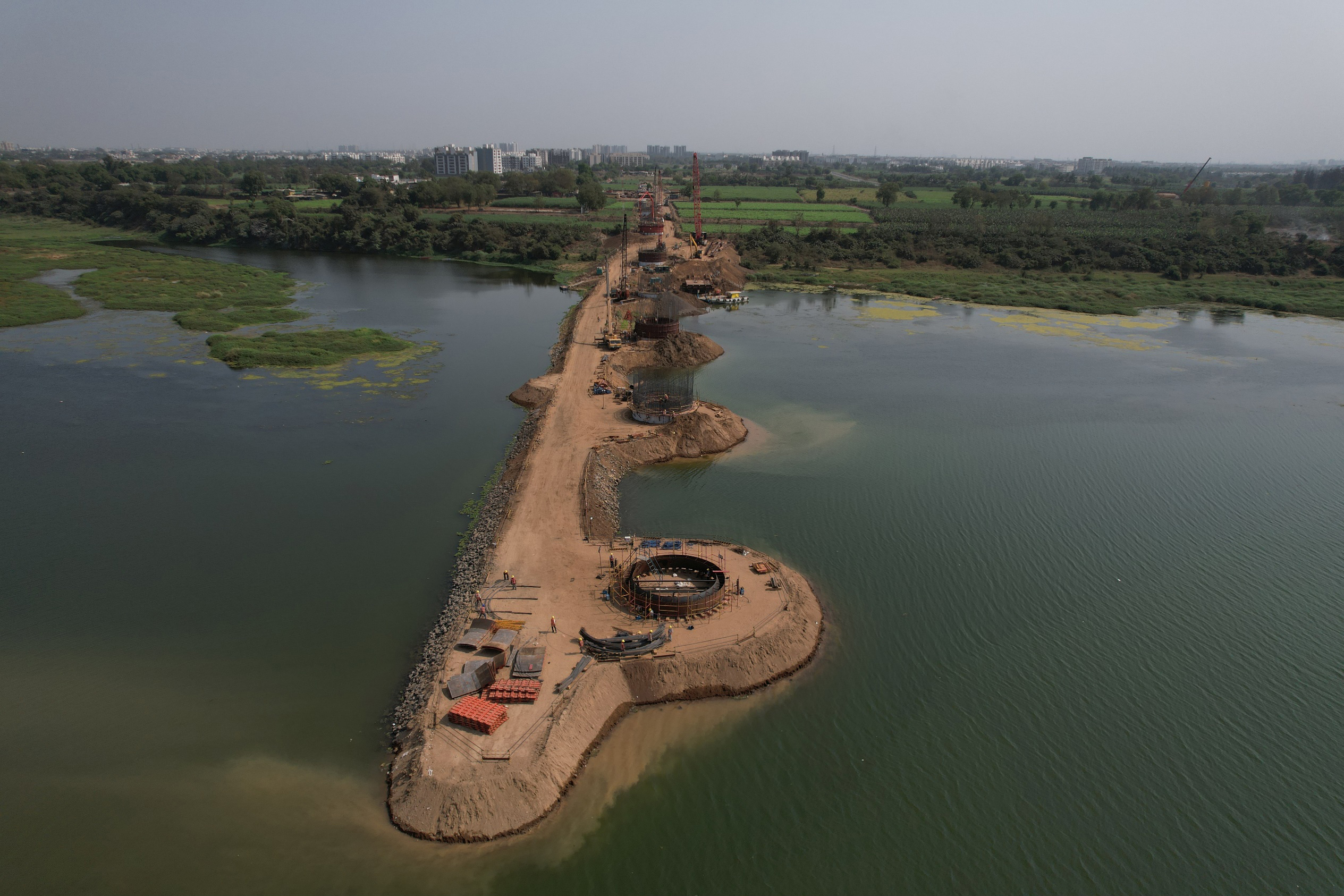 भरूच ज़िले में एसबीएस (ओवर-स्लंग) विधि द्वारा एमएएचएसआर वायाडक्ट का निर्माण।